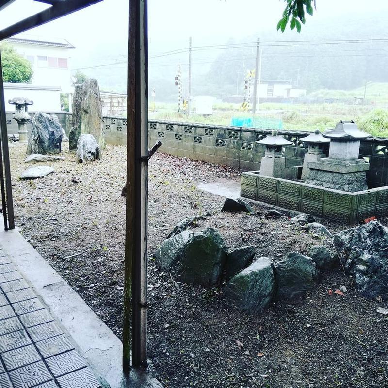 新居浜市・空き家のお庭の作業後。庭石や灯籠が現れ庭の輪郭が戻っている